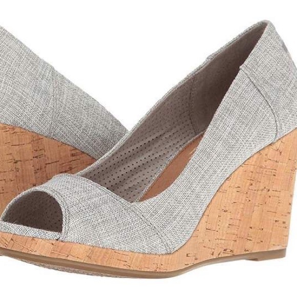 toms closed toe wedges